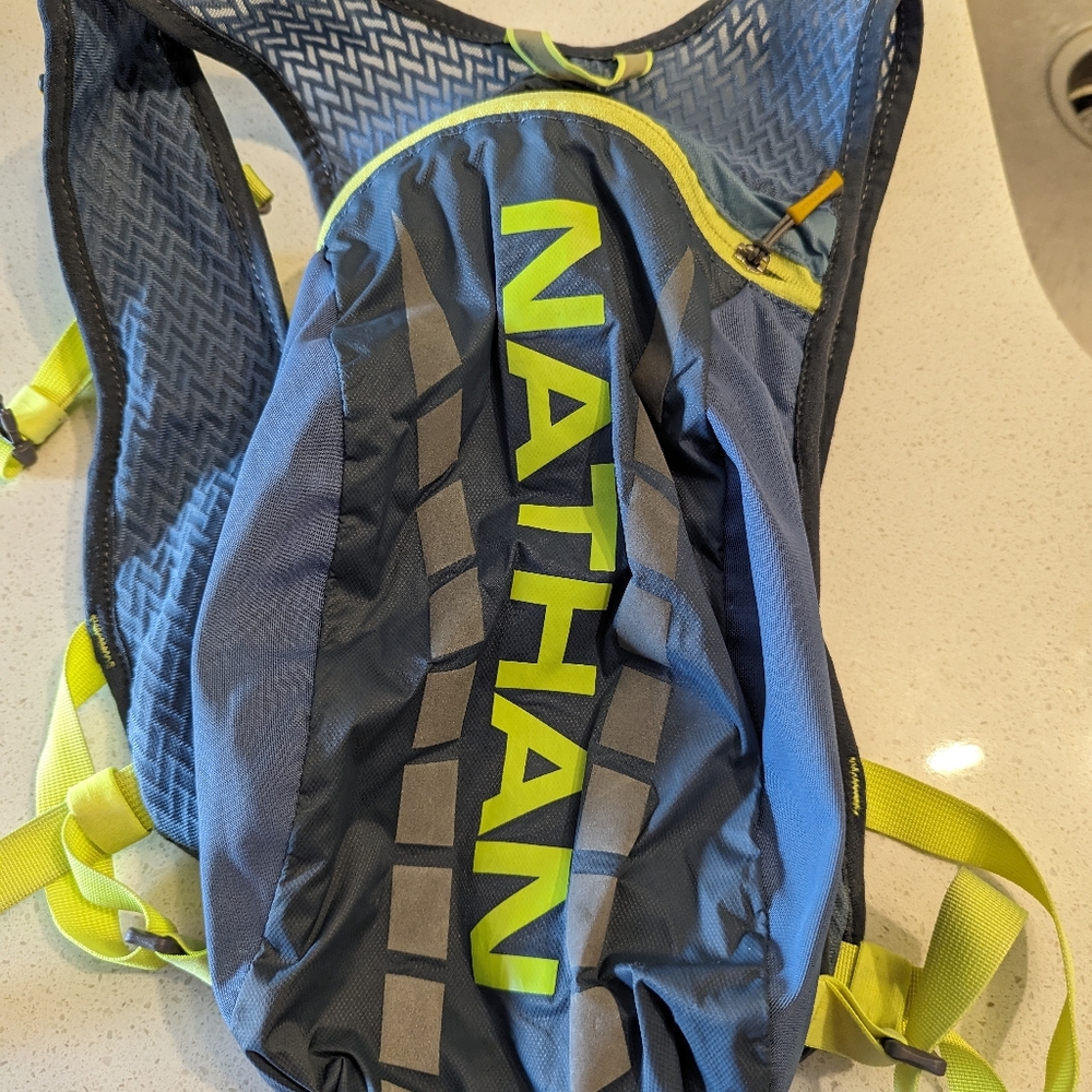 Nathan Fireball hydration vest